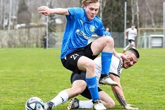 BC Erlbach lässt dem Schlusslicht keine Chance - Stefan Hager vom BC Erlbach (hinten) trennt hier den Kottengrüner Yanneck Gündel vom Ball. 4:1 für Erlbach hieß es am Ende.