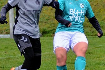 BC Erlbach verpasst Finaleinzug - Manuela Glaß (links) im Zweikampf gegen die Schreiersgrünerin Laura Kühnel.