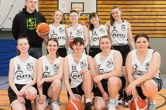 BC Vogtland: Wir machen immer weiter - Die Basketballerinnen des BC Vogtland haben das Lachen nie verlernt: (hinten von links) Trainer Ralf Lindow, Laura Kupka, Kapitänin Holly Hermann, Angelina Büchold, Giselle Müller-Mellage; (vorn von links) Leonie Jenner, Selina Lindow, Lydia Zarkadas, Luise Neudel und Isabel Schleitzer. 