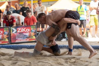 Beach-Wrestling: Lugauer Ringer wird Deutscher Vizemeister im Sand - Erik Negwer (rechts) und sein Gegner schenkten sich im Sand nichts.