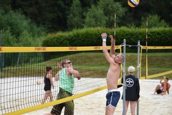 Beachcup: Fünf Vereine stellen die Sieger - Für Matthias Hanitzsch (links) und André Glöckner (rechts) ging es in Adorf um den Tagessieg sowie um Punkte für die Vogtland-Beachcup-Serie, die am 24./25. Juli in Reichenbach fortgesetzt wird.