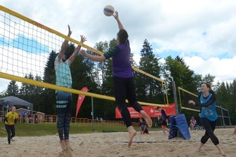 Beachvolleyball im Vogtland erfolgreich in die Saison gestartet: Zwei Auerbacher liegen nach Grünheide vorn - 28. Beach-Cup im Waldpark Grünheide: Im Mixed-Turnier duellieren sich hier Pia Borsutzki (hinten links) und Axel Pauli (VSV Oelsnitz) sowie Erik Heizenreter und Lara Michael (VSV Göltzschtal).