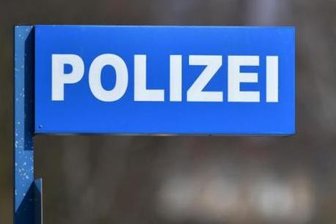 Beamte stellen Ladendiebe vor Polizeirevier - 