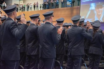 Beamte und Angestellte: So sollen Sachsens Behörden mit AfD-Mitgliedern in ihren Reihen umgehen - Nachwuchspolizisten werden seit 2024 schon vor Beginn ihrer Ausbildung auf Verfassungstreue überprüft – bei Lebenszeitbeamten sind die Hürden bei extremistischen Dienstverstößen deutlich höher.