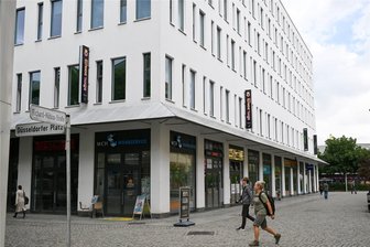 Bearbeitungsstau im Chemnitzer Rathaus: Kaum Aussicht auf zusätzliches Personal - Das Bürgerhaus Am Wall in der Chemnitzer Innenstadt. In vielen der Ämter dort dauert das Bearbeiten von Anliegen mittlerweile deutlich länger als noch vor wenigen Jahren. Selbst bei Routinevorgängen, wie dem Ausstellen einer Fahrerlaubnis, müssen sich viele Betroffene auf lange Wartezeiten einrichten.