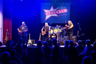 Beat-Club und The Rattles in der „Neuen Welt“ Zwickau: Von Tänzern und Sängern - Beat-Club Leipzig mit Michael Dreßler, Günter Palm, Frank Zoller (von links) und Bernd Hädicke an den Drums sorgten sofort für tolle Stimmung im Saal.