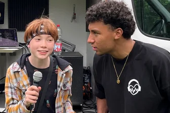 „Beat & Play“ in Reichenbach: Rap-Songs erklingen im Dathe-Hain - Leontin Pescaru (l.) trägt mit Coach Ricky Coleman einen selbst geschriebenen Rap-Song vor.