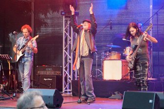 Beat, Rock und Luftgitarren am Schumann-Denkmal in Zwickau - Gut „Schwung in die Hütte“ brachte „Sax´n Rock“ mit Frontmann und ehemaligen Dialog-Musiker Klaus Mille.