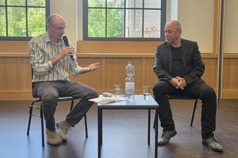 Beauftragter für jüdisches Leben in Chemnitz zu Gast: „Ich habe noch nie eine Demonstration vor einem chinesischen Restaurant gesehen“ - Vladimir Shikhman (links) und Thomas Feist im Gespräch in der Universitätsbibliothek.