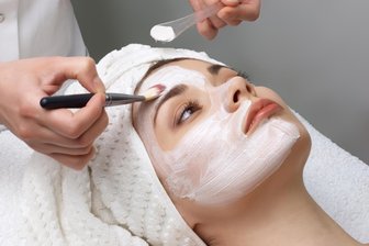 Beauty-Berufe: Friseur- und Kosmetik-Innung lädt zu Mitmach-Event im Erzgebirge ein - Styling und Kosmetik im Berufsinformationszentrum Annaberg-Buchholz ausprobieren.