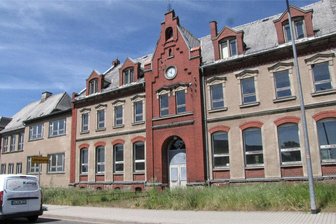Bebel-Schule in Geringswalde: Stillstand am Bau - In der einstigen Hilmsdorfer Mittelschule sollen Wohnungen entstehen. Derzeit stagnieren die Arbeiten.