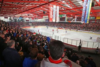 Becherwürfe in Richtung Gästemannschaft: Eispiraten rechnen mit Geldstrafe - Blick in das Kunsteisstadion im Sahnpark.