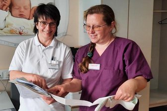 Oberärztin Àgnes Zirkel (l.) und die leitende Hebamme Peggy Kruggel unterstützen Frauen, deren Baby in Beckenendlage im Bauch liegt. Auch eine natürliche Geburt ist im Krankenhaus Mittweida dann noch möglich.