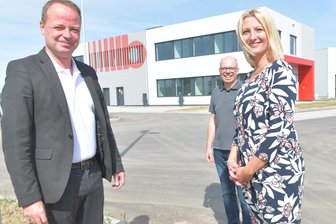 Becker Umweltdienste ziehen nach Hilbersdorf um - was ändert sich für die Kunden? - Becker-Geschäftsführer Ronny Jurischka (von links), Andreas Menzel (Firma Goldbeck) und Niederlassungsleiterin Katja Kempe.