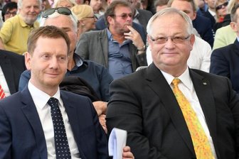 Bedauern und Fragen nach der Absage - Für Sachsens Ministerpräsidenten, Michael Kretschmer, und Frankenbergs Bürgermeister, Thomas Firmenich (r.), ist die Absage des gemeinsam vorangetriebenen Tages der Sachsen 2022 eine Niederlage. Hier freuten sich die Politiker bei der Eröffnung der Landesgartenschau 2019 an der großen Bühne in der Zschopauaue.