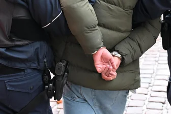 Bedroht, beleidigt, bespuckt: Wie ein Trio in Chemnitz die Polizei beschäftigte - Ein junges Männer-Trio beschäftigte am Mittwoch Einsatzkräfte der Polizei in Chemnitz.
