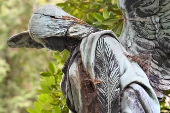 Bedrohte Gräber in Chemnitz: Rettungsprogramm auf größtem Friedhof der Stadt startet - Ein Engel als Sorgenkind: Diese Plastik auf einer Grabanlage auf dem städtischen Friedhof an der Chemnitzer Wartburgstraße gehört zu den besonders dringend sanierungsbedürftigen Fällen. Schon in einigen Jahren, so die Befürchtung, könnte die Figur nicht mehr zu retten sein.