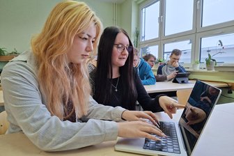 Bedrohtes Paradies: Augustusburger Regenbogen-Gymnasiasten enthüllen gefährdete Tierwelten - Paula-Sophie Rößler und Jasmin Reichel v.l. arbeiten an ihrem Video, das zum Infoabend vorgestellt wird.