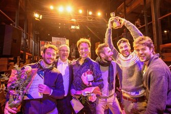Beeindruckende Bilanz: 30 Jahre Plauener Folkherbst - Mit dem Eisernen Eversteiner als Jury- sowie einer Keramik-Neideitel als Publikumspreis sind die Preisträger des 30. Folkherbstes ausgezeichnet worden: Domo Emigrantes aus Italien und Multiinstrumentalist Albin Paulus (3. von links) aus Österreich. Plauens OB Steffen Zenner (2. von links) übergab als Schirmherr die Trophäen.
