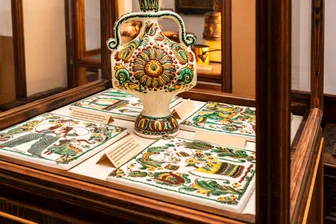 Beeindruckende Kunstschätze im Erzgebirgsmuseum: Neue Ausstellungen in Annaberg-Buchholz - Die Schau zeigt eine farbenprächtige Auswahl traditioneller Keramiken aus der Ukraine.