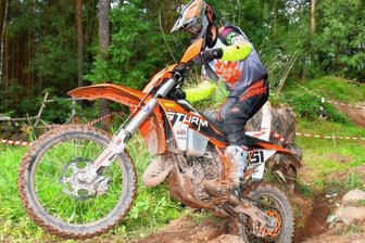 Beeindruckender Sieg auf neuem Terrain - In seiner letzten Saison im Enduro-Jugend-Cup ist Sky Dombrowski offenbar besonders motiviert. Eine beeindruckende Aufholjagd führte den Marienberger in Neuhaus-Schierschnitz zum Sieg. 