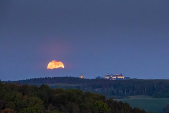 Beeindruckendes Himmelsbild: Blumenmond über dem Schloss Augustusburg - Ein Blumenmond stieg am Montagabend über Schloss Augustusburg auf.