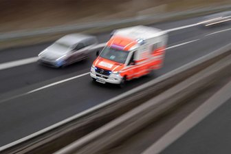 Beerwalde: Ein Verletzter bei Brand in Mehrfamilienhaus - Ein Bewohner musste ins Krankenhaus gebracht werden.