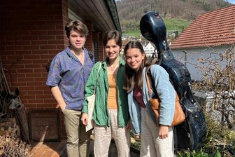 Beethoven mal anders: Wie drei junge Schweizer Musiktalente pure Lebenslust im Erzgebirge versprühen - Gestatten: Anatol, Manoush und Anouk Toth aus Basel. Das Geschwistertrio aus der Schweiz hat nicht nur die Bühnen in der Schweiz und in Deutschland im Sturm erobert. Jetzt haben sie ihre Instrumente für das erste Gastspiel im Erzgebirge gepackt. Sie gestalten mit der Erzgebirgischen Philharmonie deren 7. Philharmonisches Konzert.
