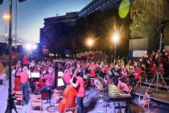 Beethoven vor Marx: Europäische Sommerphilharmonie stimmt Ode an die Herzen an - Rund 200 Musiker aus mehreren Ländern Europas führen Beethovens 9. Sinfonie vor dem Chemnitzer "Nischel" auf.