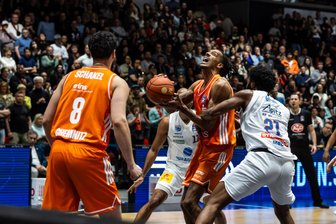 Befreiungsschlag im Abstiegskampf: Niners Chemnitz gewinnen Nervenschlacht im Derby gegen den MBC Weißenfels - Kellerkampf in Chemnitz: Die Niners Chemnitz um Kevin Yebo und der MBC Weißenfels schenken sich nichts.