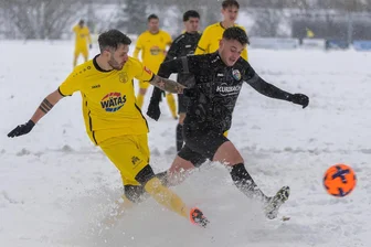 Befreiungsschlag im Schnee: Marienberger Fußballer gewinnen Oberliga-Kellerduell - Trotz des tiefen Schneebodens sorgte der Marienberger André Luge auf der rechten Außenbahn für mächtig Wirbel.