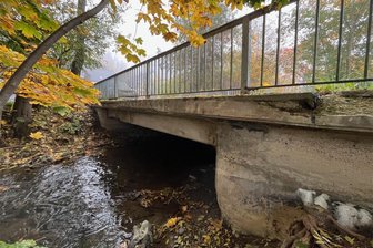 „Befürchte böses Erwachen“: Geplanter Brückenbau im Vogtland sorgt für Fragen - Die Gemeinde Bösenbrunn will ab Frühjahr 2025 die Triebelbachbrücke an der Mühlleithe bauen. Doch es gibt viele Fragen und Bedenken. Deshalb soll der Planer im Bauausschuss Rede und Antwort stehen.