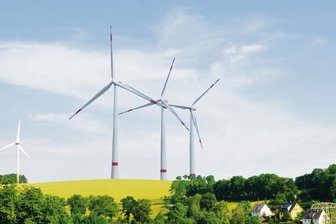 Befürworter der Höhenbegrenzung für Windräder siegen bei Bürgerentscheid - Die Visualisierung zeigt einen Vergleich der 99 Meter hohen bereits existierenden Windkraftanlage (links) und der geplanten bis zu 241 Meter hohen Anlagen. Zum Vergleich: Der Dresdner Fernsehturm wird mit einer Höhe von 252Metern angegeben.