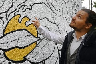 Begegnung im Großformat: Chemnitzer Künstler Marian Kretschmer zurück am Ort seiner Kindheit - Drei Jahre bevor Kretschmer 1983 in Karl-Marx-Stadt auf die Welt kam, war der Elfgeschosser errichtet worden.