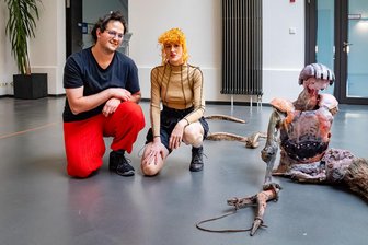 Begegnung im Kulturhauptstadtjahr: Sukkot-Festival bringt jüdische Kunst und Kultur nach Mittweida - Yona-Dvir Shalem (l.) mit Künstlerin Moran Sanderovich und ihrer Installation „In|Humans“
