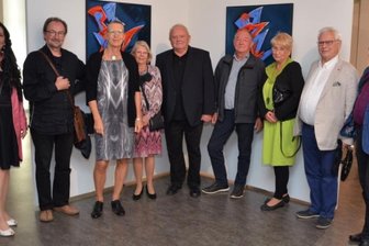 "Begegnungen" in der Partnerstadt - Die Gäste vom Meeraner Kunstverein Rainer Hempel, Hans-Gottfried Hempel, Margitta Hempel, Peter Paulitschke, Dr. Hans-Dieter Ilge und Gisela Drewelow, Thorsten Dahlberg aus Glauchau und die Meeraner Galeristin Antje-Gesine Marsch (von rechts) mit Marga Golz, 1. Vorsitzende des Vereins Bildender Künstler Lörrach (3. von links) bei der Eröffnung der Ausstellung "Begegnungen" im Dreiländermuseum Lörrach.