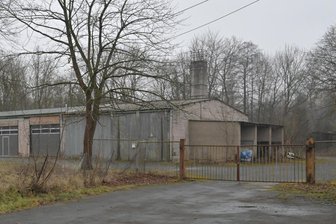 Begehrte Baracke in Wilkau-Haßlau: Entsteht hier bald ein neuer Supermarkt? - Auf dem Gelände direkt an der Schneeberger Straße stehen noch einige Baracken aus der vorherigen Nutzung.
