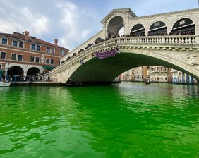 "Begehungen" bringen die Kulturhauptstadt mit einem charmanten Trick zur Biennale nach Venedig - Man muss es ja nicht so weit treiben wie die Protestgruppe Extinction Rebellion, die Enden 2023 das Wasser des Canal Grande unter der Rialto-Brücke grün färbte: In Venedig kann man mit Kunst auch anders Spuren hinterlassen!