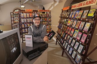 "Begehungen" starten im ehemaligen Daetz-Centrum in Lichtenstein - Willkommen in der Videothek! Medienkünstler Thorsten Wagner aus Hamburg hat eine für die "Begehungen" nachgebaut, sie geht auf seine einst privat gesammelten Videokassetten zurück.
