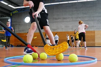 Begeistert vom Sport: Zschopauer Feriencamp widerlegt ein Vorurteil - Am Donnerstagvormittag widmeten sich die Kinder dem Floorball.