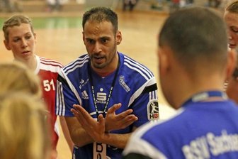 Begeistert von den Frauen - Andy Palm gibt taktische Anweisungen. Der BSV-Trainer sagt über sich selbst, dass er ein "bisschen verrückt" nach Handball ist.