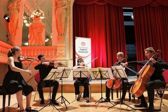Begeistert von Gastgeber Zwickau: "Jugend musiziert"-Preisträger nehmen tolle Eindrücke mit heim - Das fünfköpfige Streicher-Ensemble aus Hamburg, gemischte Besetzungen, hat beim Bundeswettbewerb "Jugend musiziert" in Zwickau mit der Maximalpunktzahl von 25 Punkten einen 1. Preis in der Altersgruppe V erreicht.