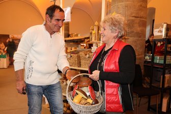 Begeistert von Premiere auf der Schlossweihnacht: Schnitzer aus Stützengrün kommt gern wieder - Thomas und Petra Günther aus Stützengrün vor ihrem Stand in der Hofstube auf der Zwickauer Schlossweihnacht.