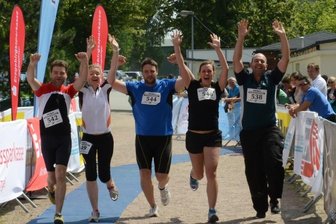 Begeisterte Freizeitsportler feiern am Filzteich Triathlon-Premiere -  Sind als Triathlon-Neulinge gestern am Filzteich gemeinsam durchs Ziel gelaufen: Frank Irmisch, Diana Irmisch,Andreas Pult, Saskia Günther und Jens Becher (von links). 