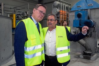 Begeisterung für Radstraße zwischen Göltzschtalbrücke und Greiz schwindet - Koehler-Niederlassungsleiter Udo Hollbach (rechts) erläuterte Thüringens Ministerpräsidenten Bodo Ramelow die Feinheiten der Papierherstellung.