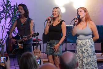 Begeisterung in Oelsnitz: Konzert mit Stefanie Hertel und Familie bringt Publikum in voller Katharinenkirche in Schwung - Stefanie Hertel (Mitte) sang mit ihrer Familie in der Katharinenkirche in Oelsnitz.