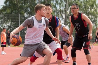 Begeisterung über neue Spielform - Im Spiel gegen die "Old Drivers" (schwarze Trikots) gewann "Straight Of The Couch" um Jan Exnowitz (l.) mit 8:5. Im Finale gegen das "Team Crunch Time" musste sich die ATSV-Truppe dann 7:9 geschlagen geben.