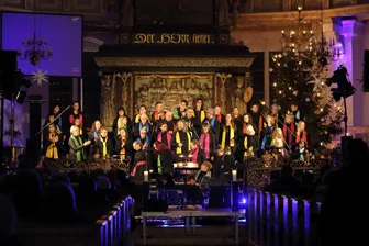 Begeisterungsstürme im Erzgebirge: Wenn Dresden in Schwarzenberg gospelt - Die Mitglieder der Dresdner Gospelnight vorm Altar in St. Georgen.