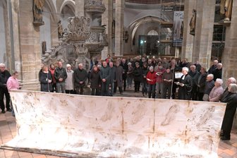 Beginn der Fastenzeit: Kunstwerk von Michael Morgner verhüllt Altar im Dom zu Freiberg - Rund 100 Menschen nahmen an der Andacht zum Beginn der Fastenzeit im Dom Freiberg teil.