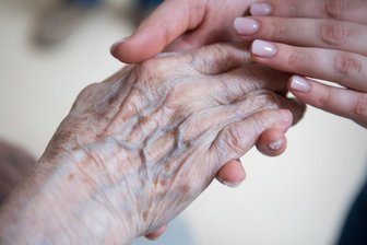 Begleitung am Lebensende: Hospiz Oederan lädt zur persönlichen Führung - Hospiz-Mitarbeitende begleiten Menschen am Lebensende.